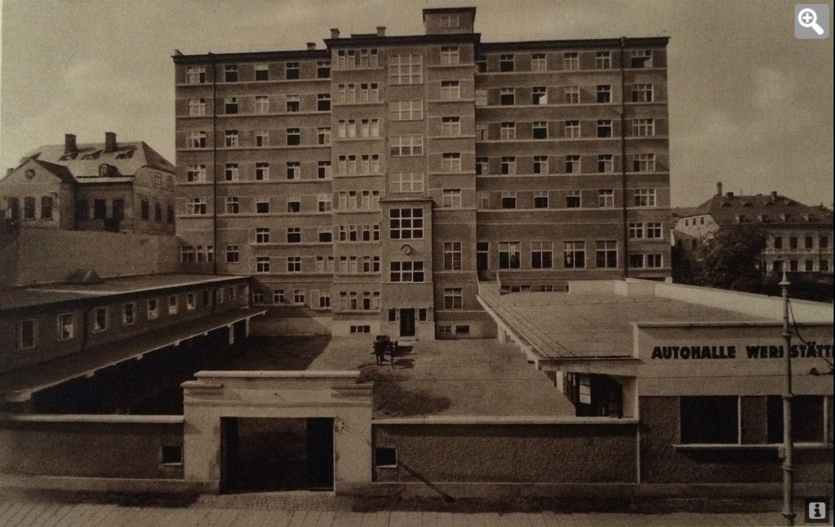 Garáže a dílny libereckého hotelu Imperial. Nad garážemi byly pokojíky, kde přespávali šoféři, zatímco ti, které vozili, se ubytovali v hotelu. Autor: archiv Jaroslava Zemana