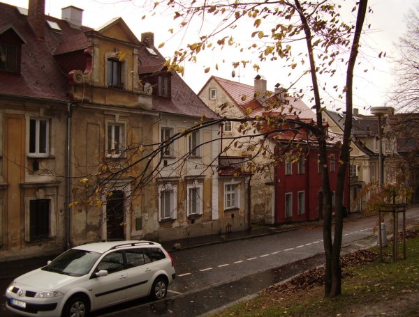 Jižní strana nám. Českých bratří, na níž je patrný rozvolněný a provzdušněný půdorys protozahradního města.