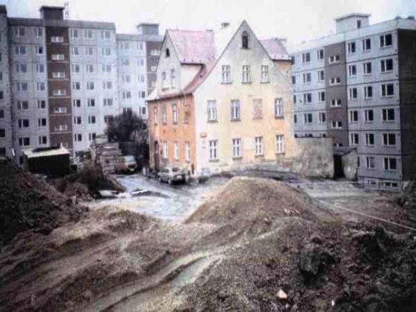 Brutálně přestavěný klasicistní dům čp. 54-V v ul. Boženy Němcové, dnes sídlo Jednoty bratrské na archivní fotografii pořízené během výstavby sídliště Bída II.