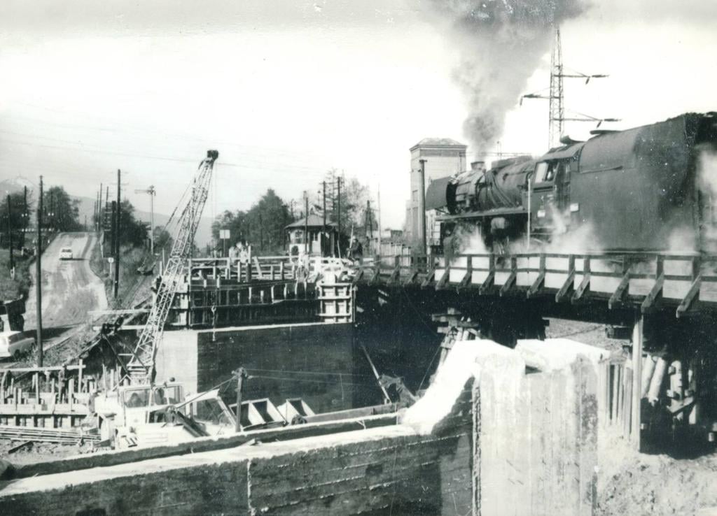 Stavba železničního mostu Jeřmanice nad silnicí I/35 z Liberce do Turnova (archiv Všichni Čermáci)