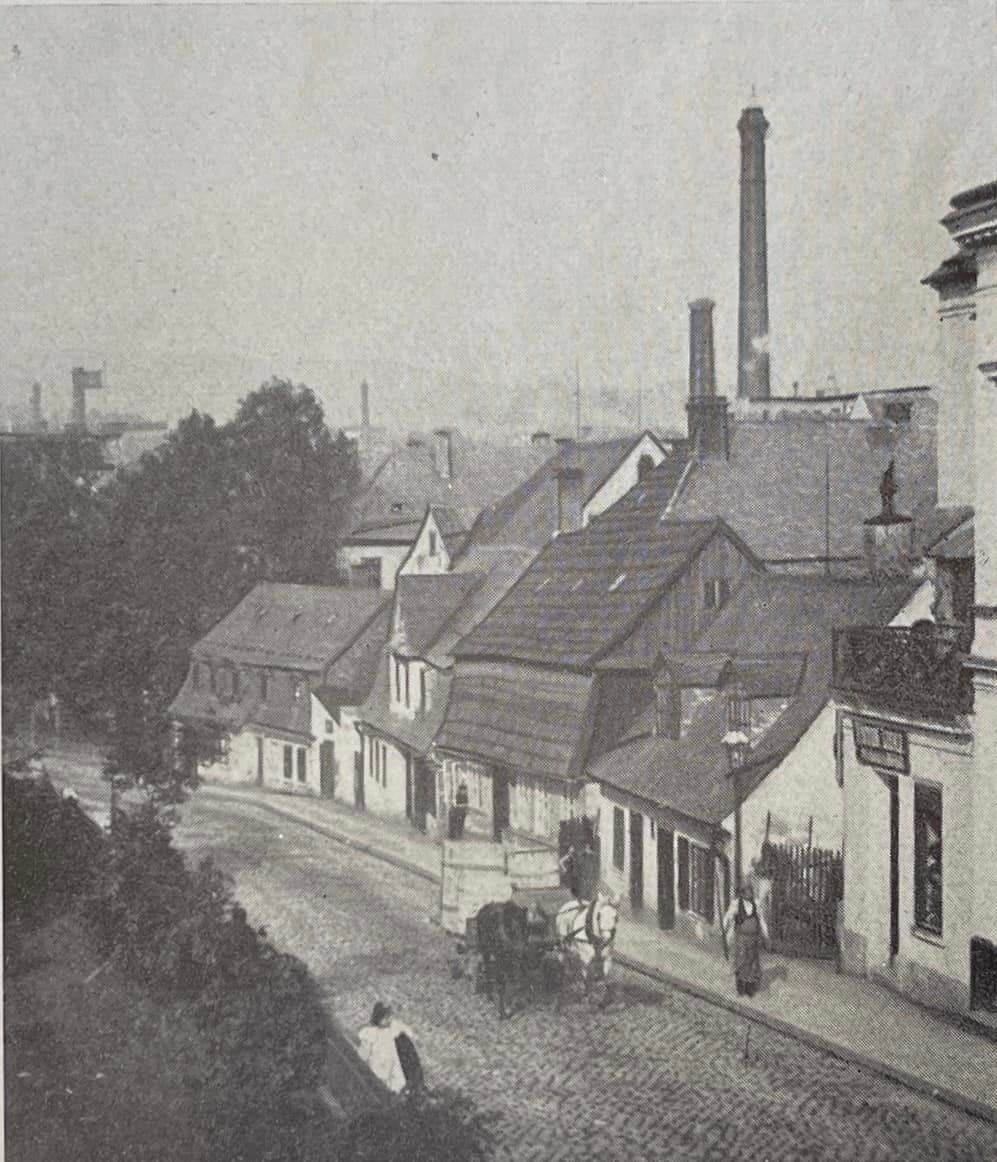 Nad tkalcovským domkem v Franzendorfer Straße (dnes Františkovská) se snášela oblaka kouře z továrních komínů…… (archiv O.Musil)