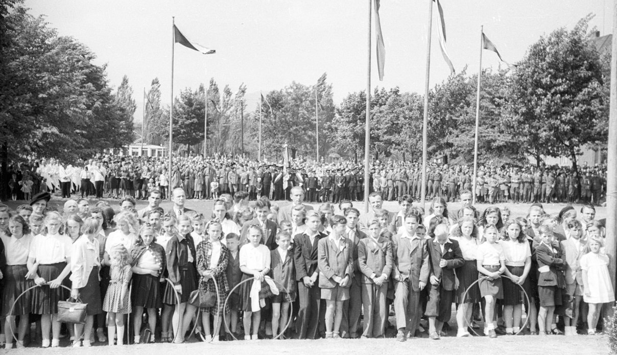 V sobotu 15.6.1947, tedy přesně před 75 lety, se v Liberci odhaloval dnes již dávno zapomenutý pomníček, přičemž z povzdálí tomu asistovala odstavená tramvaj. (archiv Boveraclubu)
