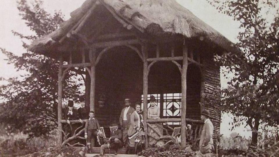 Rodina Jana Josefa Liebiega v altánu na zahradě u smiřického zámku v červnu 1880 | Foto: Fotoalbum Gabriely Liebiegové provd. hraběnky Radecké, uložené ve Státním okresním archivu v Liberci. Fotografoval Martin Kareš