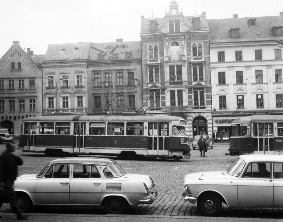 Náměstí Bojovníků za Mír 23.9.1968. Tramvaje nejezdí do Lidových Sadů, brání jim v tom pobořené domy na náměstí. A tak se otáčí před radnicí a přestupuje se na autobusy. (archiv Boveraclubu)