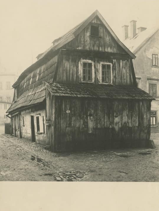 To je před Pivovarským dvorem (Papírová 123/12) na Papírovém náměstí. Foceno od toho Pivovarského dvoru. (archiv V.Hájek, komentář ing. R.Kittler)
