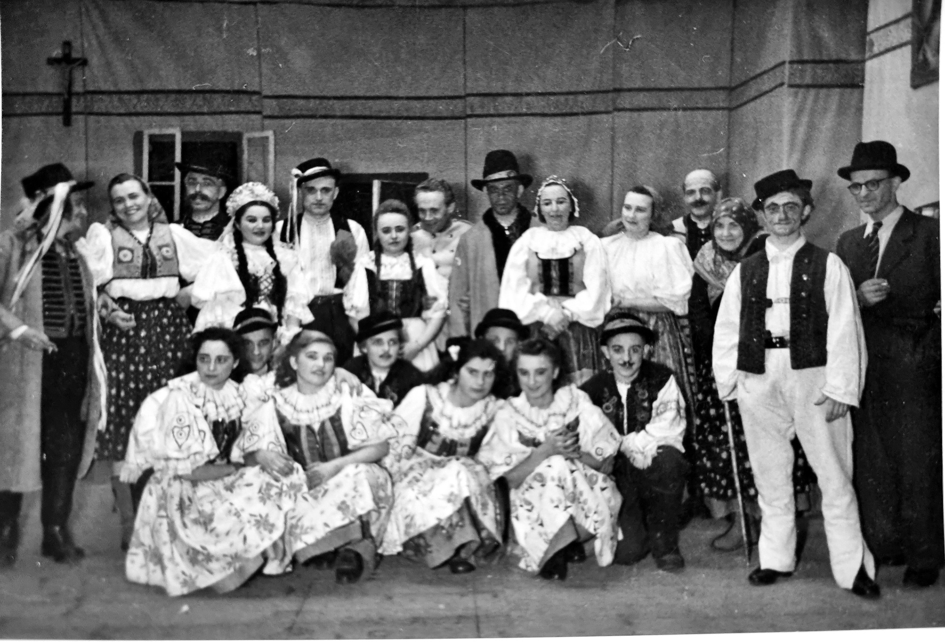 ochotnické divadlo v roce 1947 (archiv Emila Karkoše)