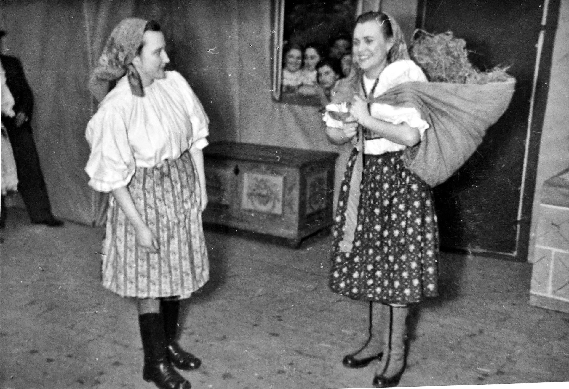 ochotnické divadlo v roce 1947 (archiv Emila Karkoše)