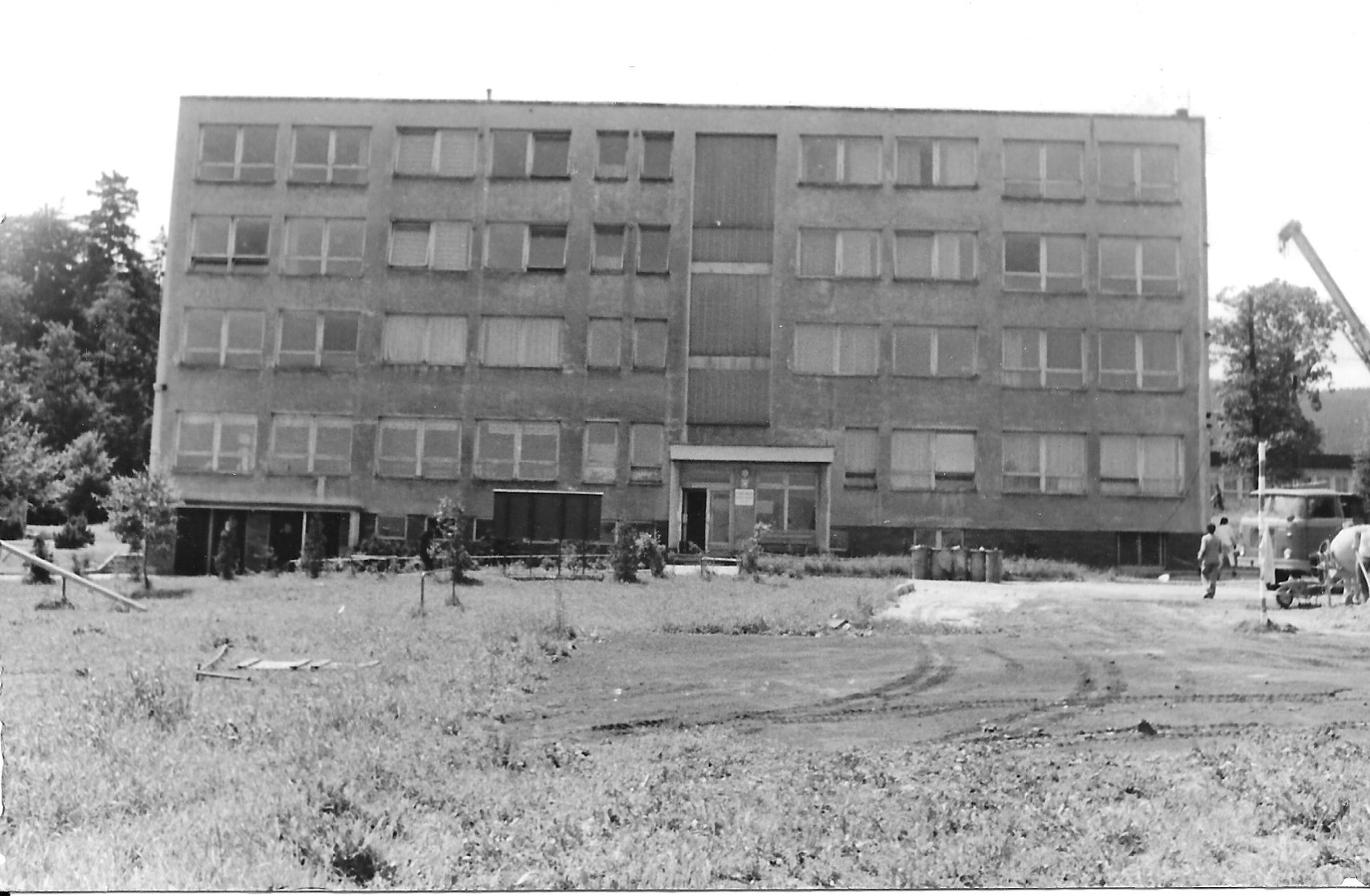 výstavba moderního učiliště s internátem a stravovnou pro Stavokombinát (čp. 358, 1976 -78).