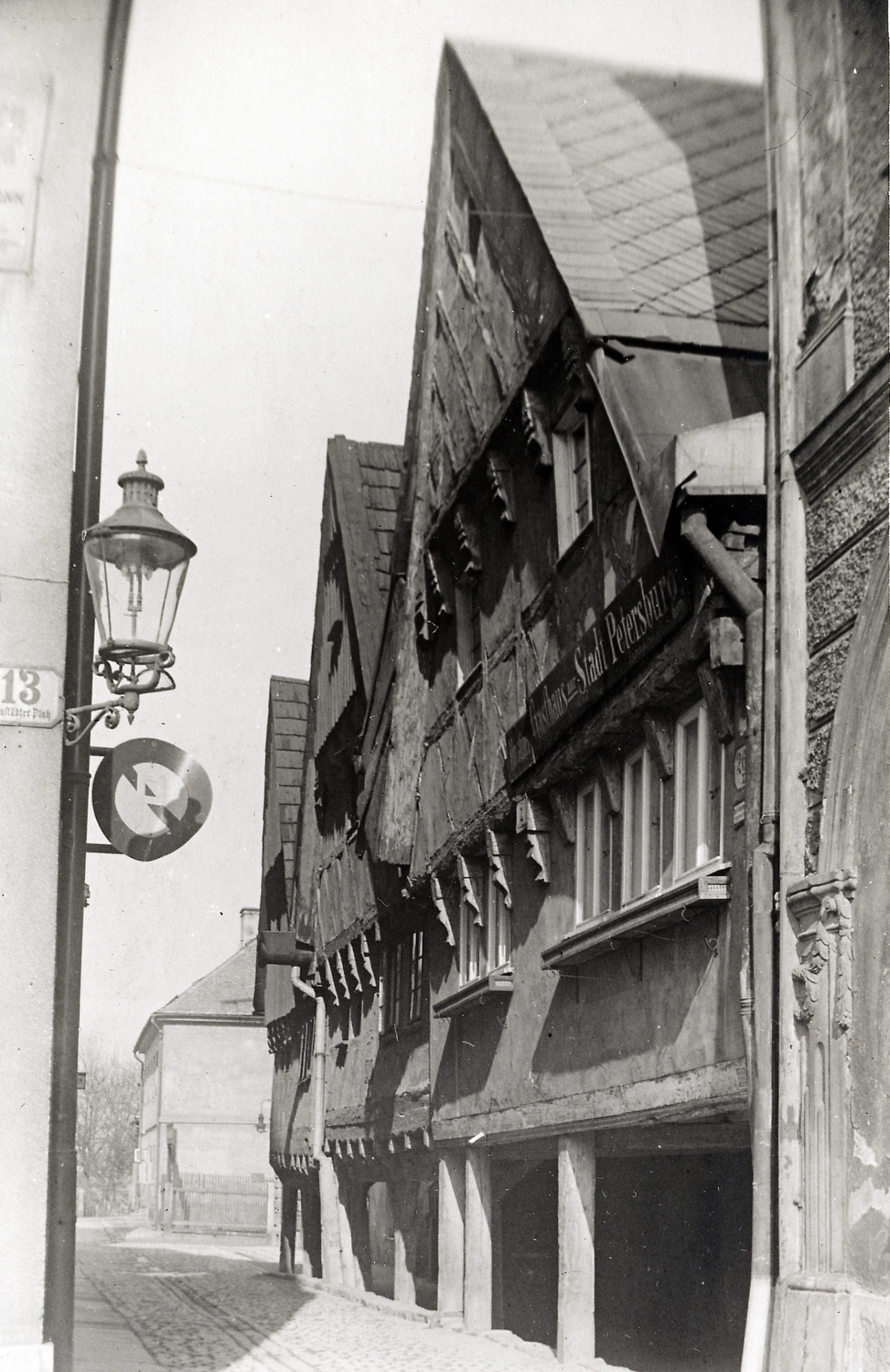 Větrná ulička 1935. Valdštejnské domky. (archiv J.Peterka)
