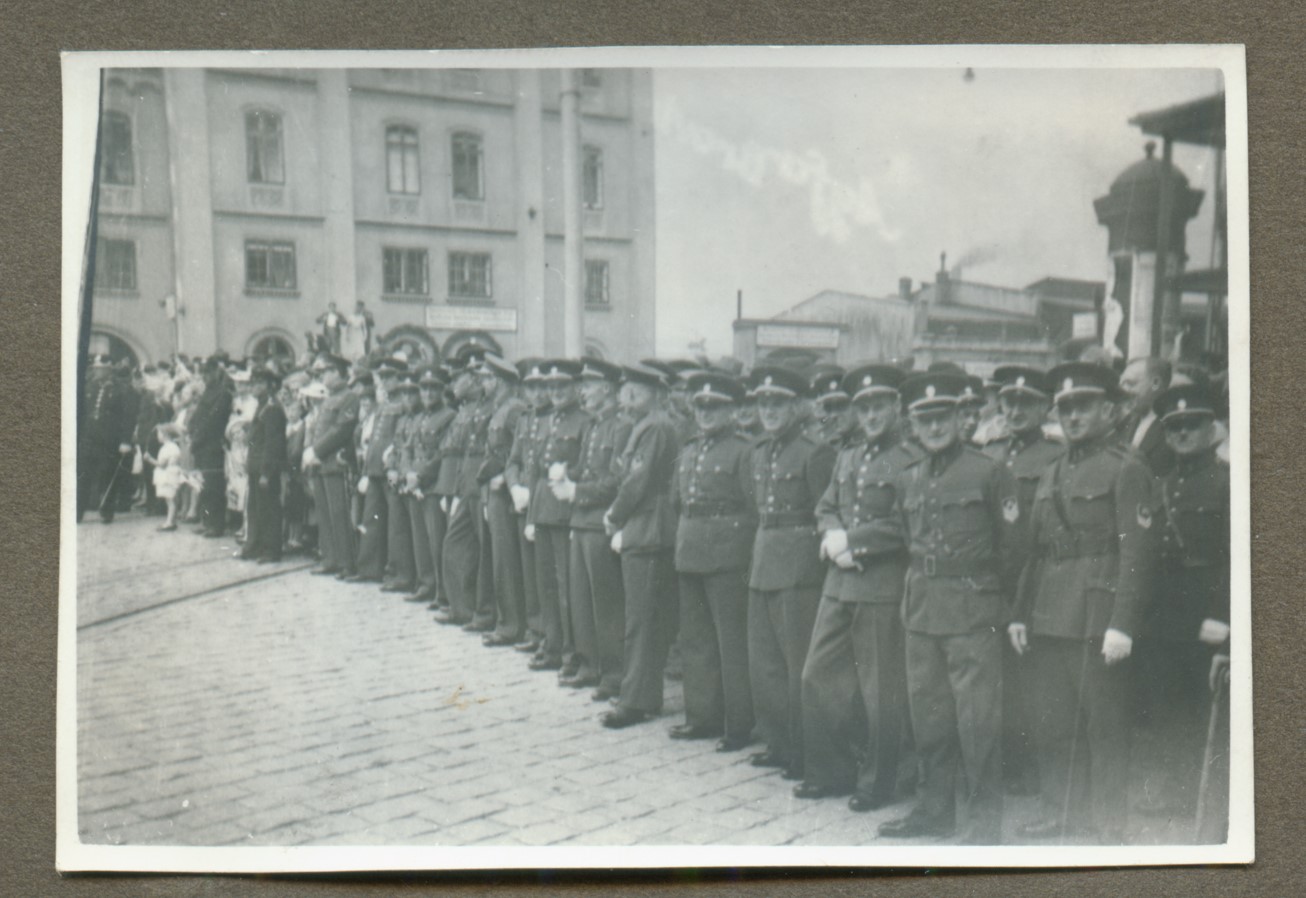Fotografie, kterou přikládám, ukazuje též přednádražní prostor a špalír, který čeká na příjezd nějaké významné osobnosti. Vpravo jsou příslušníci finanční stráže, vlevo vzadu je vidět policistu. Dlouho jsem si myslel, že je to snímek z příjezdu presidenta Dra. Beneše do Liberce v roce 1936. Jenže, Beneš přijel do Liberce osobním automobilem. Tak nevím, zda je to skutečné z této akce, či jiné. Fotografie je z pozůstalosti vrchního inspektora finanční stráže Václava Nováka, který v té době byl šéfem inspektorátu v Heřmanicích u Frýdlantu. (autor příspěvku Jaroslav Beneš)