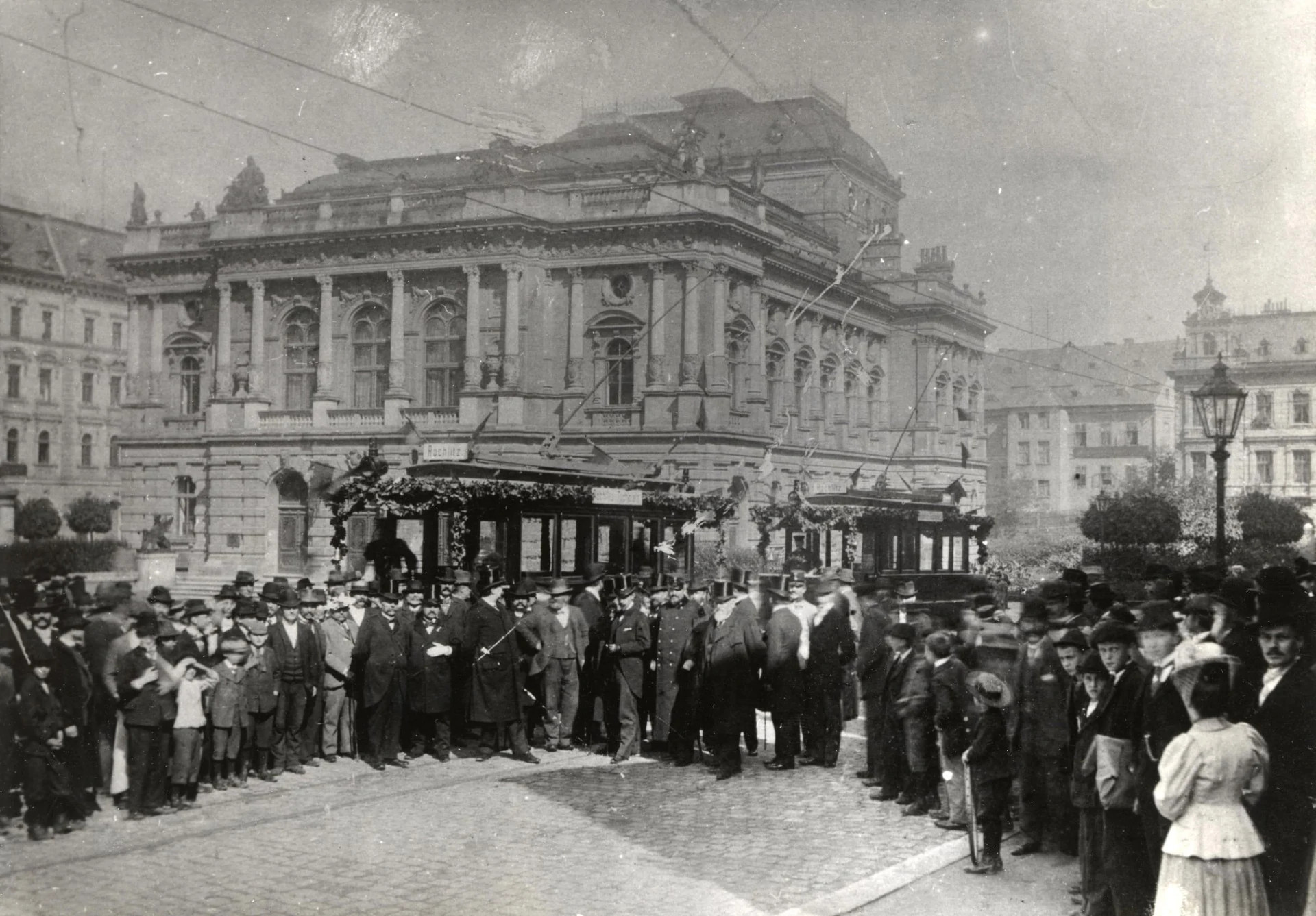 SLAVNOSTNÍ ZAHÁJENÍ PROVOZU (25. 8. 1897) První vozy pro 25—30 osob měly dřevěnou vozovou skříň, zvenčí oplechovanou, s tmavozeleným nátěrem a zlatými ozdobnými linkam. Typickou červenobílou barvu dostaly až v letech 1905—7. Osvětlení bylo zpočátku petrolejové, elektrické bylo zavedeno až roku 1901. Od roku 1907 bylo instalováno také elektrické vytápění. K prvním osmi vozům dodaným v srpnu 1897 přibylo po dvou letech dalších pět. Všechny vyrobila vagonka ve Štýrském Hradci. V letech 1916-30 bylo dvanáct z nich přestavěno na vlečné. Poslední byly vyřazeny až roku 1967.