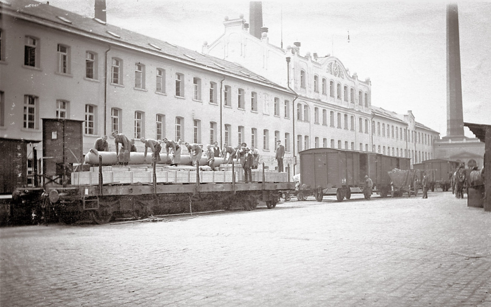 Vratislavice nad Nisou - firma Ignaz Ginzkey. Nakládání vyrobených koberců -1928 (archiv J.Peterka)