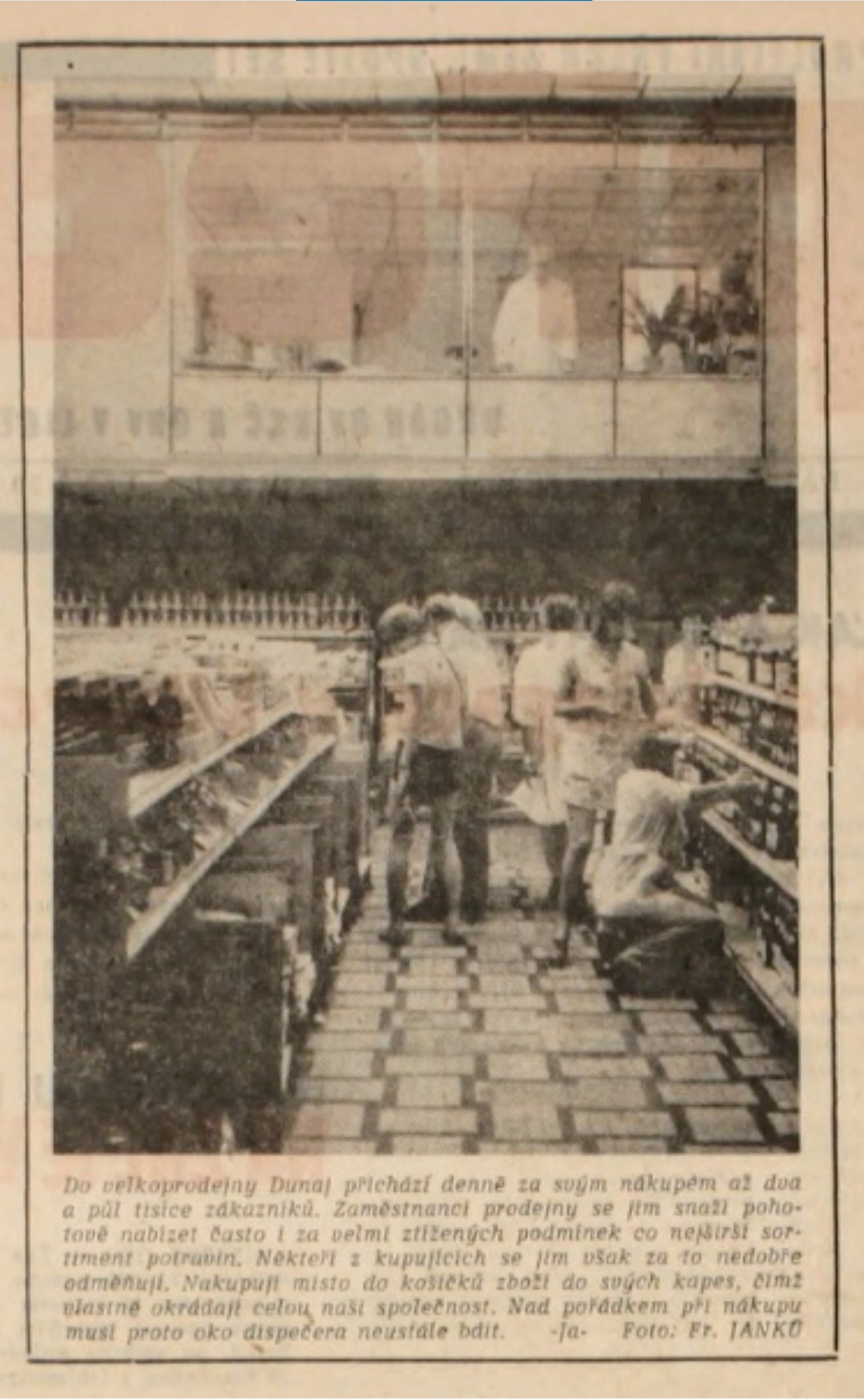 Vpřed 25.července 1975 - lidi kradou v Dunaji (archiv R.Kitler)