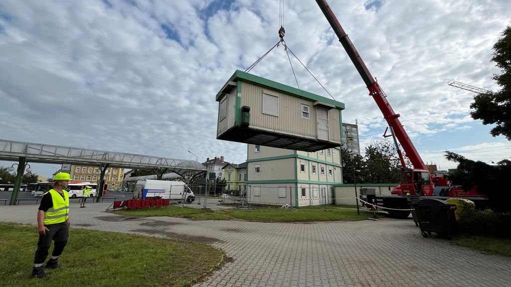 Na autobusovém nádraží v Liberci začali rozebírat buňky (foto 16.7.2025), které 30 let sloužily k odbavení cestujících. (foto Blanka Freiwilligová)