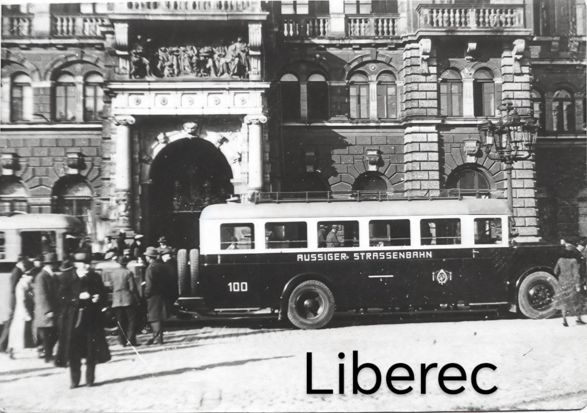 Krásný snímek autobusu ústecké pouliční dráhy před libereckou radnicí (archiv M.Péč)