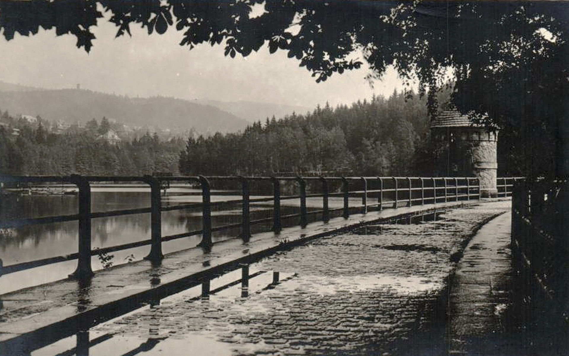 Liberecká přehrada na pohlednici z roku 1949 (archiv J.Peterka)