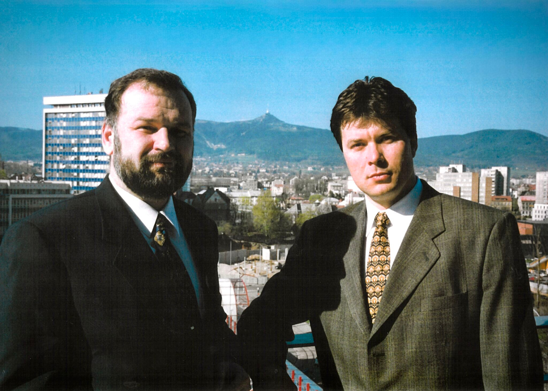 zakladatelé Ing. Jiří Urban a Petr Syrovátko.