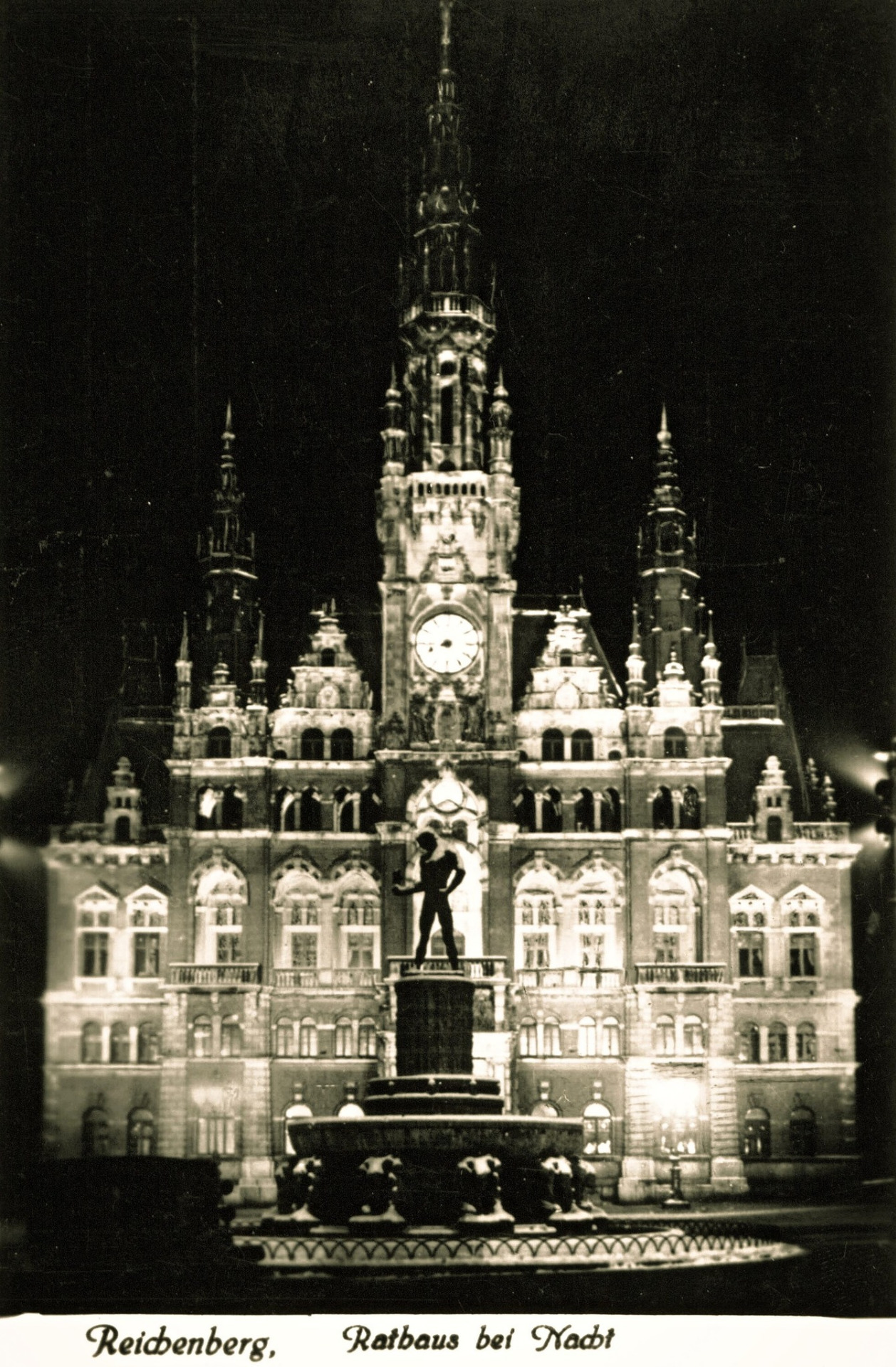 Radnice a Metznerova kašna 1932 (archiv J.Peterka)