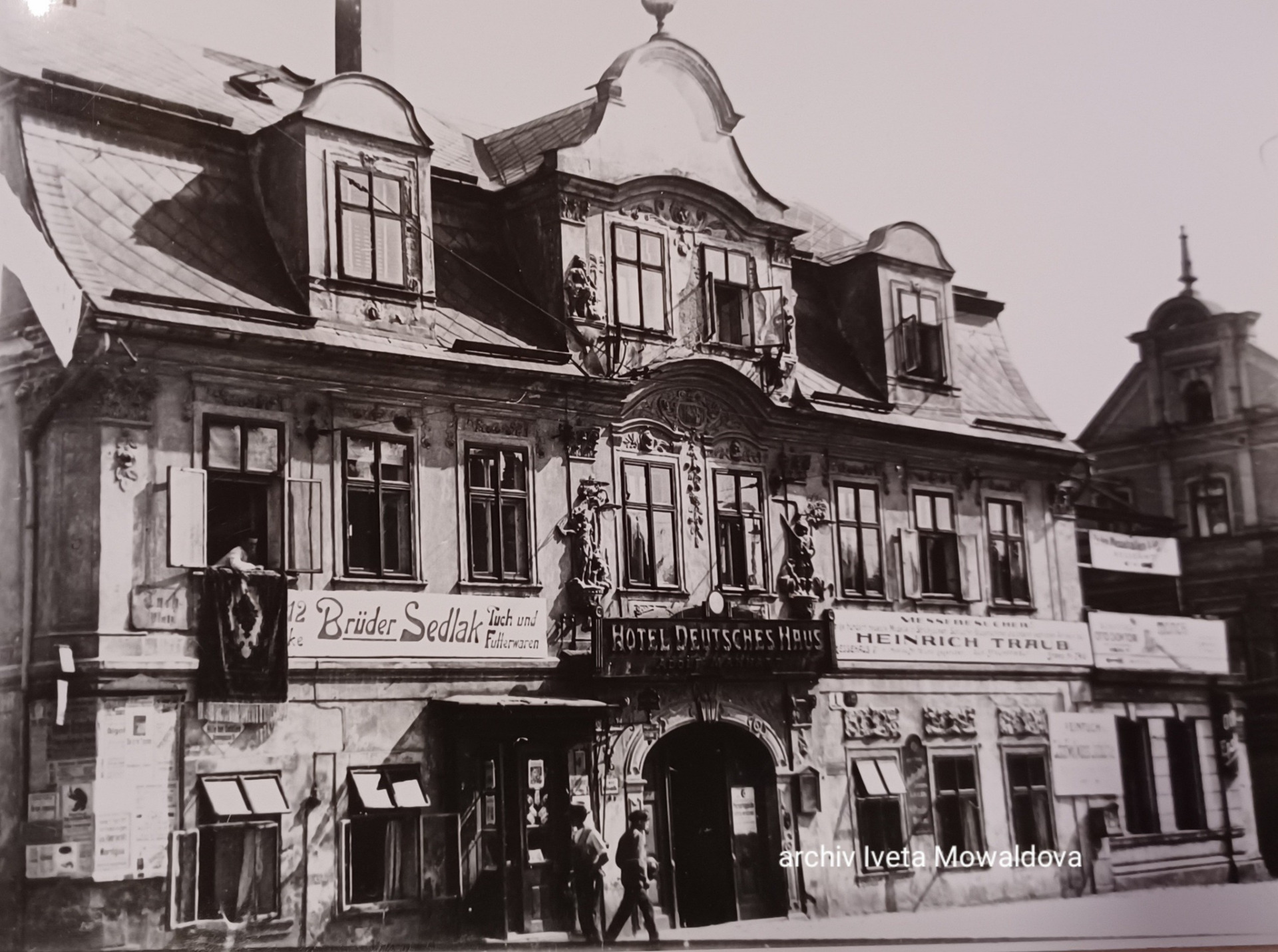 Velkoformátová fotografie Hotel Deutsches Haus okolo roku 1920, který musel ustoupit výstavbě Dunaje, Soukenné náměstí v Libereci. Jeho demolice rozdělila odbornou i laickou veřejnost do dvou nesmiřitelných táborů. (archiv Iveta Mowaldová)