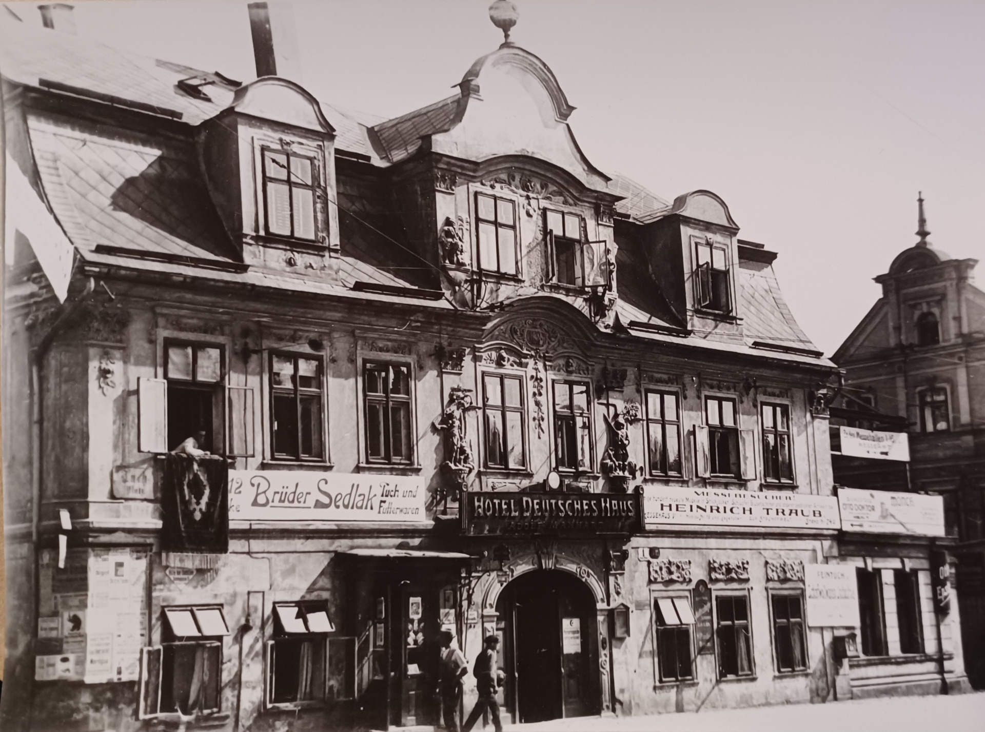 Velkoformátová fotografie Hotel Deutsches Haus okolo roku 1920, který musel ustoupit výstavbě Dunaje, Soukenné náměstí v Libereci. Jeho demolice rozdělila odbornou i laickou veřejnost do dvou nesmiřitelných táborů.  (archiv  Iveta Möwaldová)