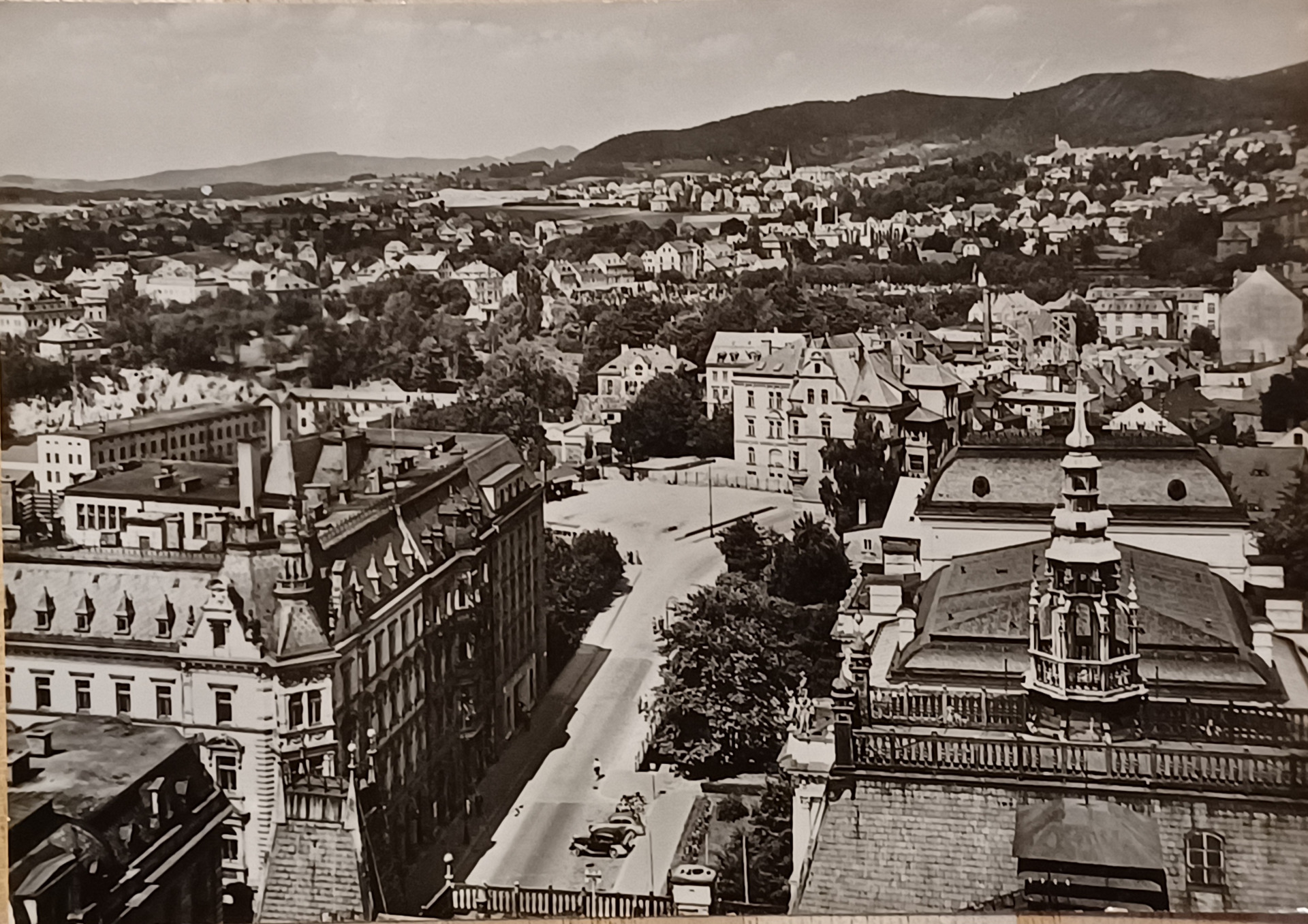 fotografie z roku 1960-foceno z Liberecké radnice přes divadlo a kavárnu Pošta k ulici Rumjancevova a nynější krajské knihovně(na snímku volné prostranstvi) (archiv Iveta Möwaldová)