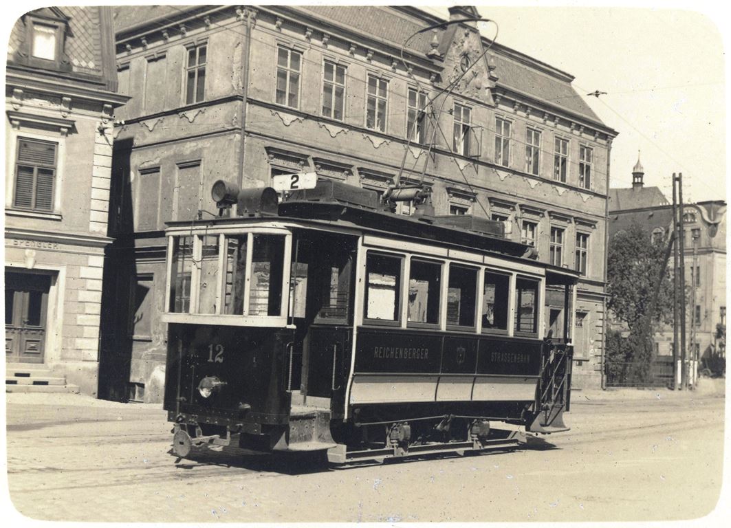 Motorový vůz č. 12 vyfocený dne 5.9.1927 na konečné na Poštovním náměstí v Rochlici. (archiv Boveraclubu)