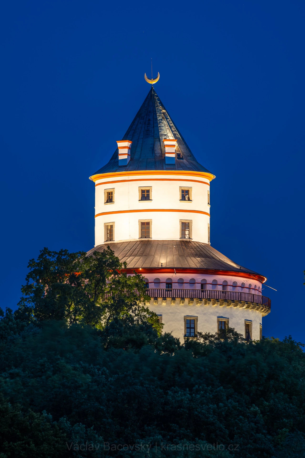 Opět nasvícený Humprecht Opravený, vyfešákovaný a nově nasvícený - sluší mu to, co? Vyfoceno 23.8.2023. (c) Václav Bacovský | krasnesvetlo.cz