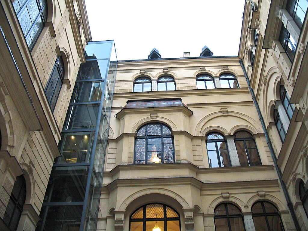 Vnitřní dvůr s moderním výtahem