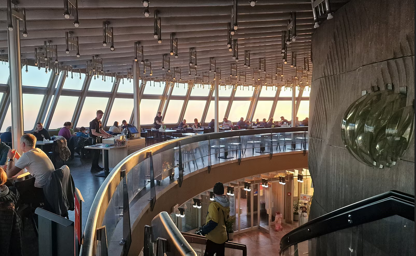 Na vysílač a také hotel s restaurací byla vypsaná soutěž. Vyhrál ji Karel Hubáček, který ale porušil podmínky a spojil oba provozy do jedné věže. Autor: ZDENĚK LUKEŠ
