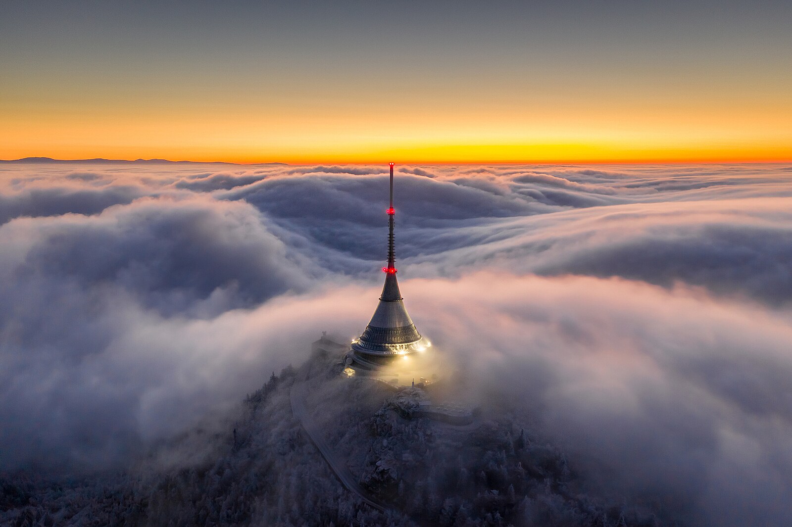Silueta Ještědu je snadno rozpoznatelná ze všech stran. Autor: Shutterstock