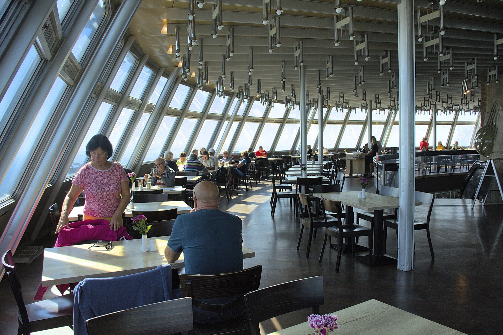 Oběd s vyhlídkou. Třetí podlaží se skládá z restaurace (na snímku), salonku, baru Avion a kavárny. Autor: Jakub Pokorný, MAFRA