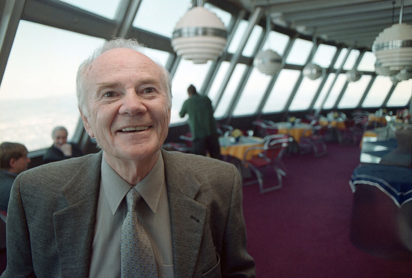 Otec věže. Architekt Karel Hubáček pózuje v restauraci Ještědu při jednom z výročí. Autor: ČTK