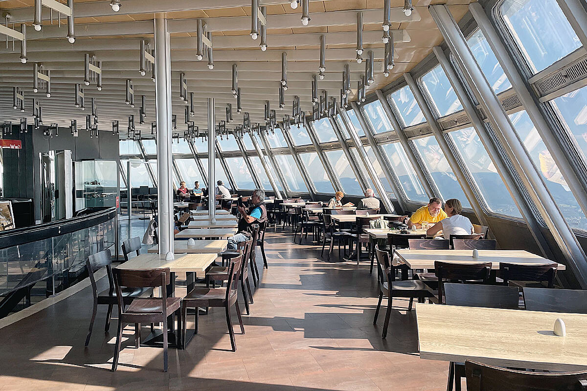 Restaurace na Ještědu. Ve stejném patře je i kavárna, bar a salonek Autor: Jakub Pokorný, MF DNES