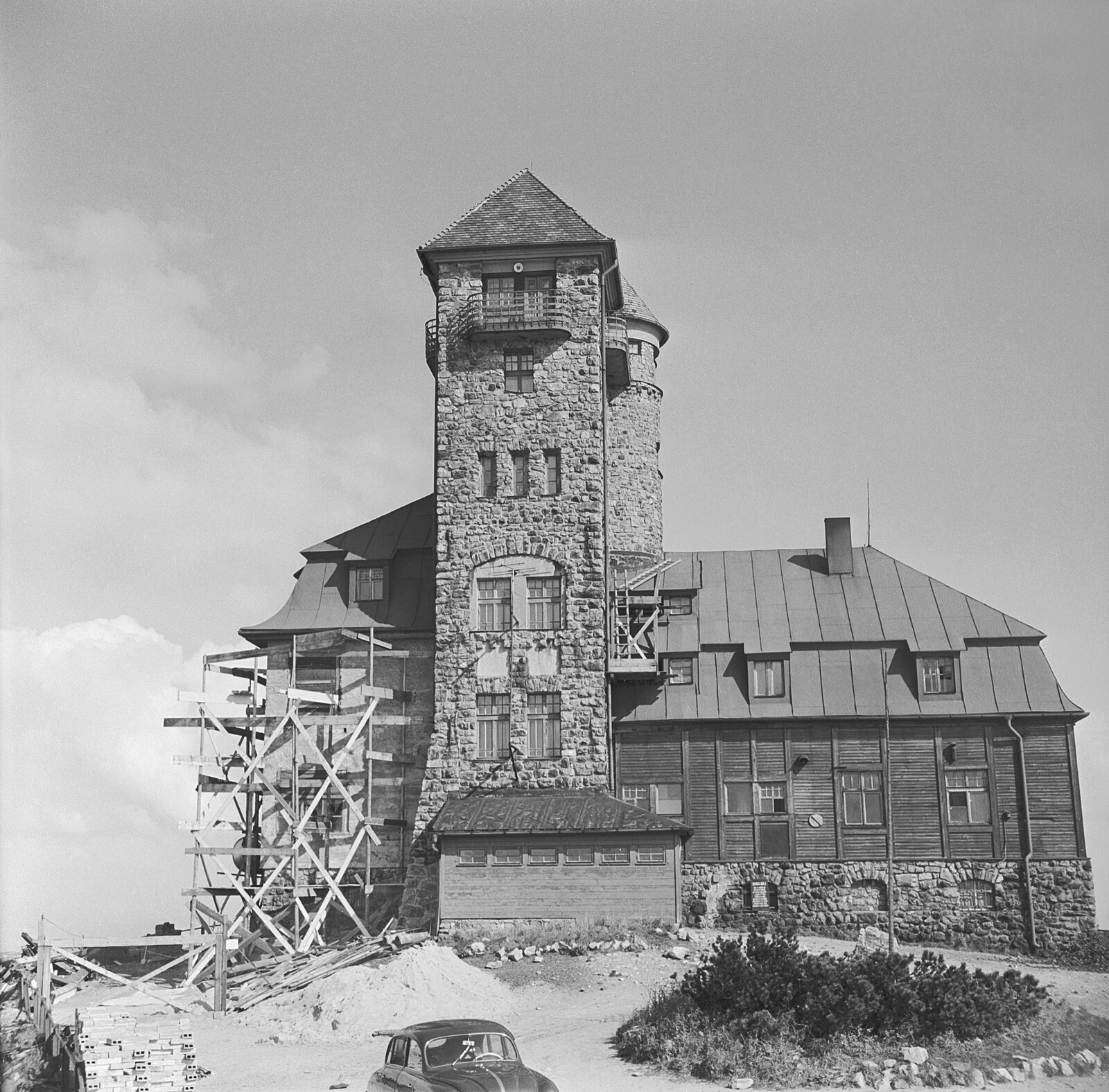 Starý Ještěd. Původní horský hotel stál na hoře od počátku 20. století. Vyhořel v roce 1963. Autor: ČTK