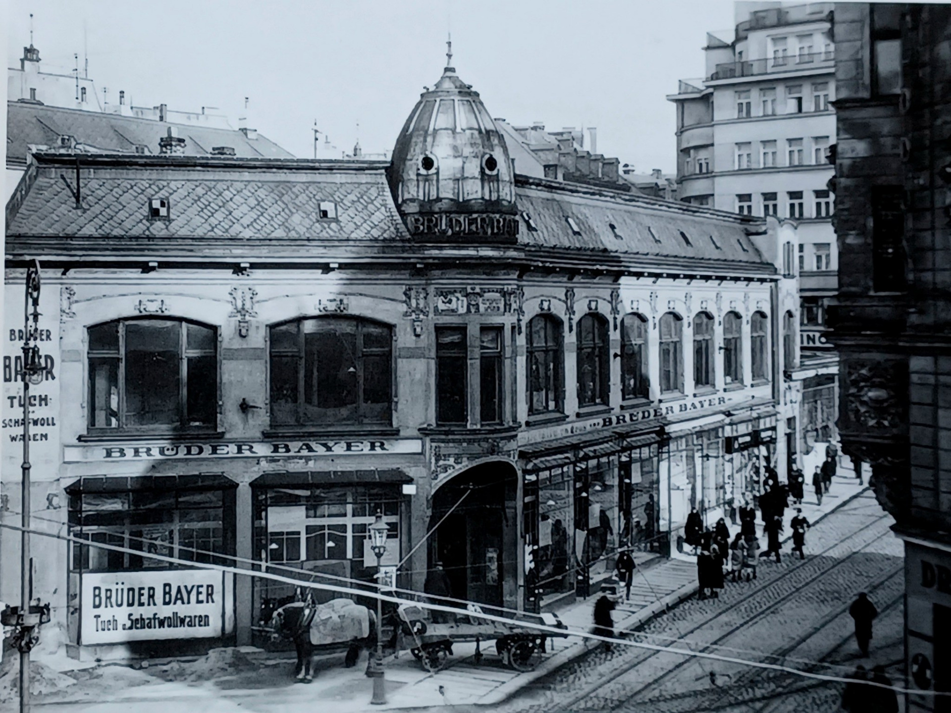 Liberec, obchodní dům Bayer na Soukenném náměstí v roce 1930. V pozadí palác Dunaj. Pohlednice prošlá poštou. (archiv Iveta Mowaldová)