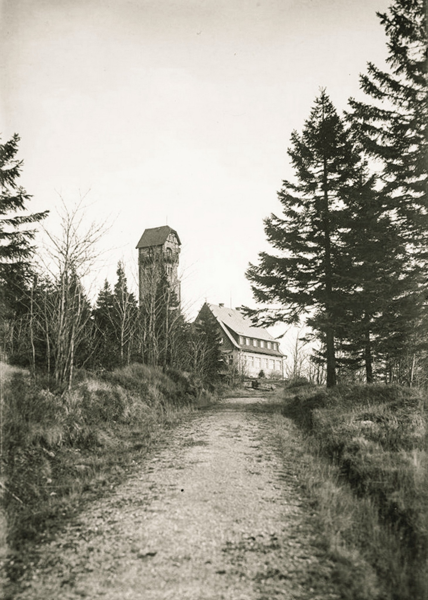 Královka -1935 je jedna z nejznámějších kamenných rozhleden v Jizerských horách na kopci Nekras (859 m) v Janově nad Nisou, necelý kilometr od obce Bedřichov. Rozhledně a návrší se dříve říkalo Königova vyhlídka či Nekras. Byla postavena roku 1907. (archiv J.Peterka)