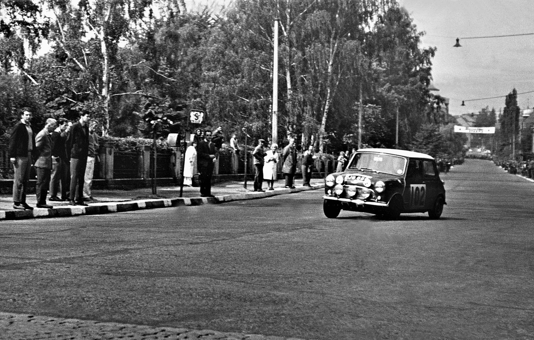 A stejný vůz o 60 let dříve. Rauno Aaltonen na trati libereckého okruhu – Rallye Vltava 1965. Poznáváte místo? Foto: rallye-vltava.cz