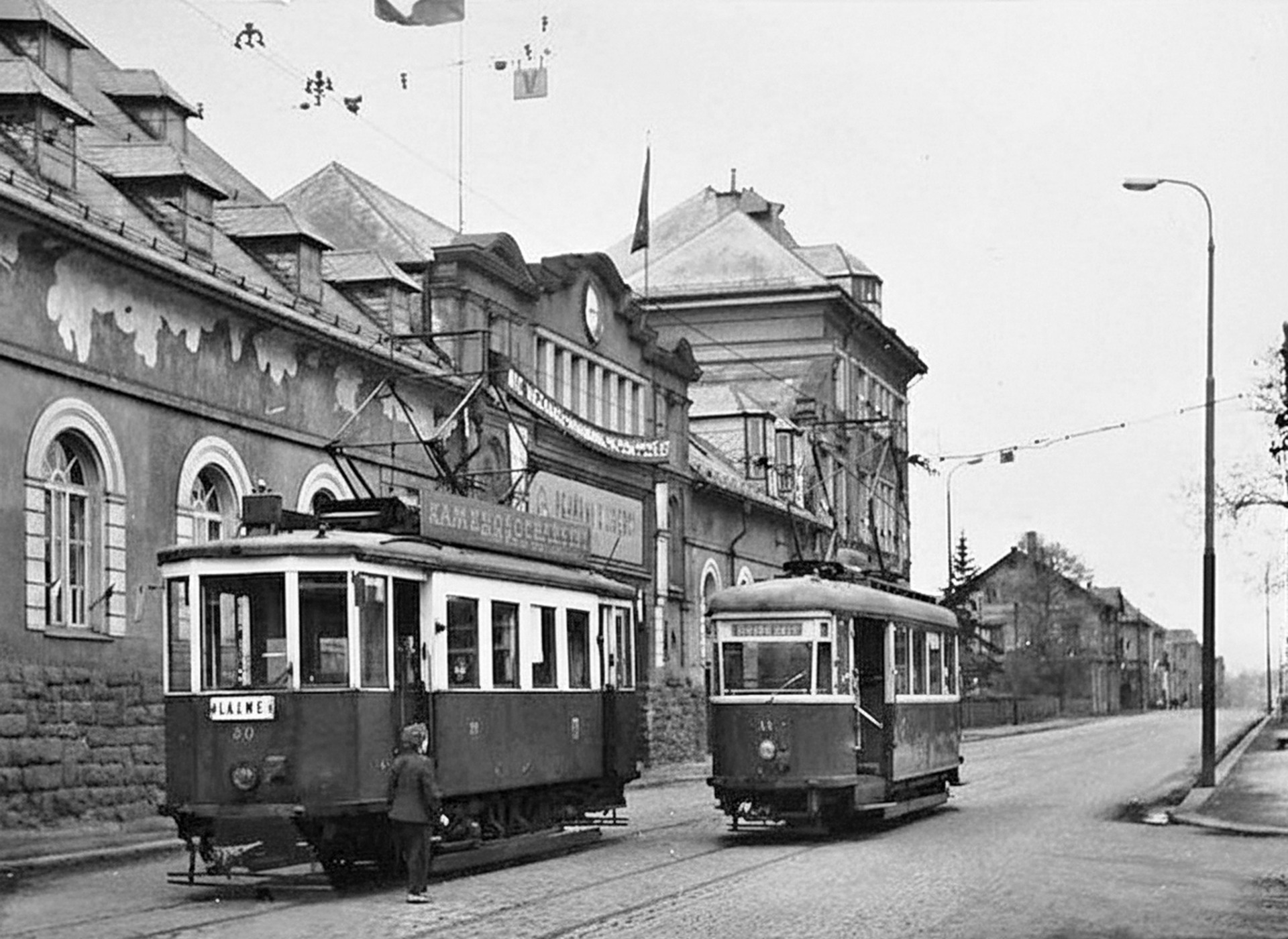Hanychovská ulice-Staré pekárny 1963 (archiv J. Peterka) komentář František Zikmund :Tramvaj končila na Vápence a aby tam měla řidička více času a volna na konečné, otočila tabulky při čekání na križováni už u Pekáren....Tak se to dělalo. Jako průvodčí jsem jezdil 1957 až 59. 