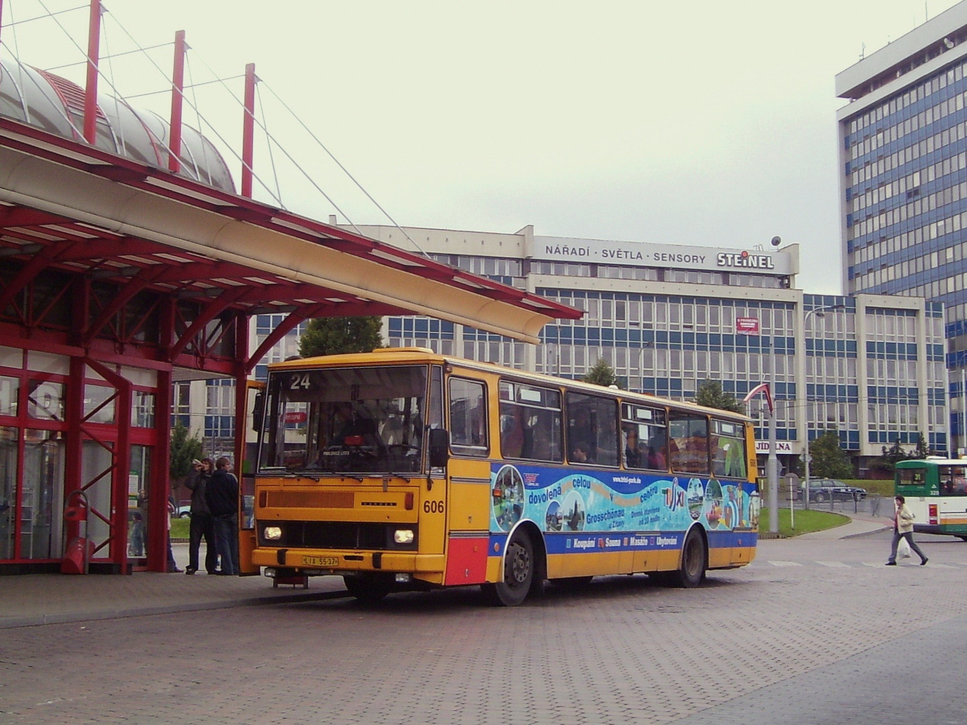 Při odbavování zastávky v terminálu MHD Fügnerova v centru Liberce byl 28. září 2005 vyfocen autobus Karosa B732 číslo 606 dopravce ČSAD Liberec. Tento autobus byl vyroben v Karose Vysoké Mýto v roce 1990 s výrobním číslem 28185 a v témže roce byl zařazen do provozu u Dopravního podniku Liberec. V roce 1999 prošel generální opravou ve firmě ZLINER, v letech 2002 - 2004 byl zapůjčen dopravcům Ivan Pacák a ČSAD Liberec a v roce 2004 byl prodán ČSAD Liberec, který jej provozoval do roku 2007. (archiv Vojta Beneš)