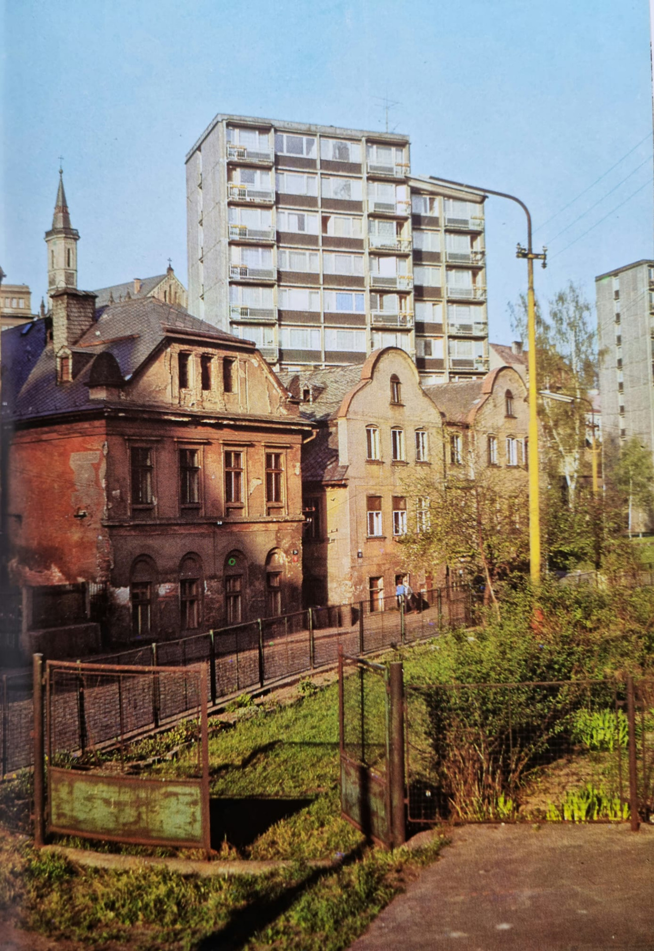 Ulice Na Bídě kolem roku 1972 (zdroj: Liberec - Jan Kabíček - Ladislav Ovsík - Jan Pikous, 1977)