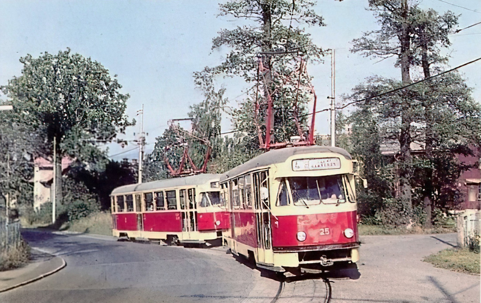 30.9.1982, první den provozu soupravy 25+26 po GO provedené v Brně. (archiv J.Peterka)