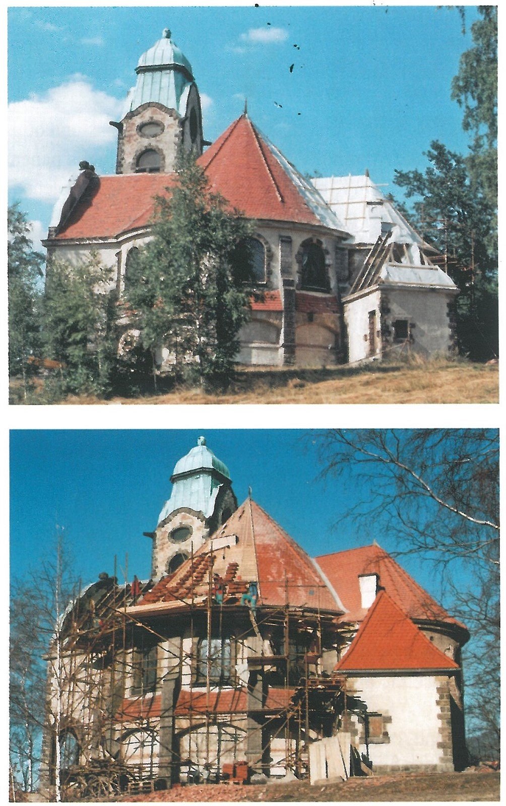 Výměna střešní krytiny na kapličce na sklonku 90. let minulého století.  Autor: REpro: kniha 100 let ruprechtického kostela