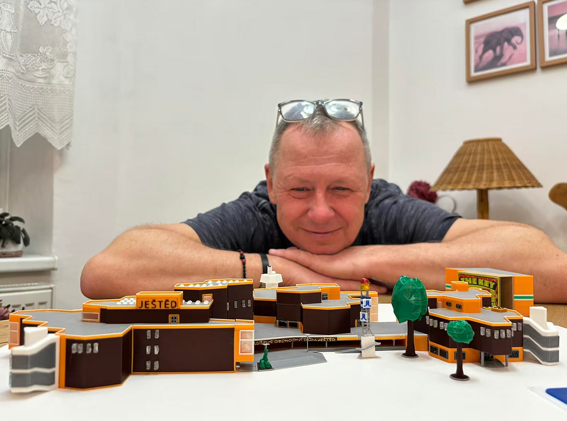 Tomáš Forejt ve svém volném čase vytvořil pomocí 3D tiskárny model dnes již zbouraného obchodního domu. Autor: archiv T. Forejta