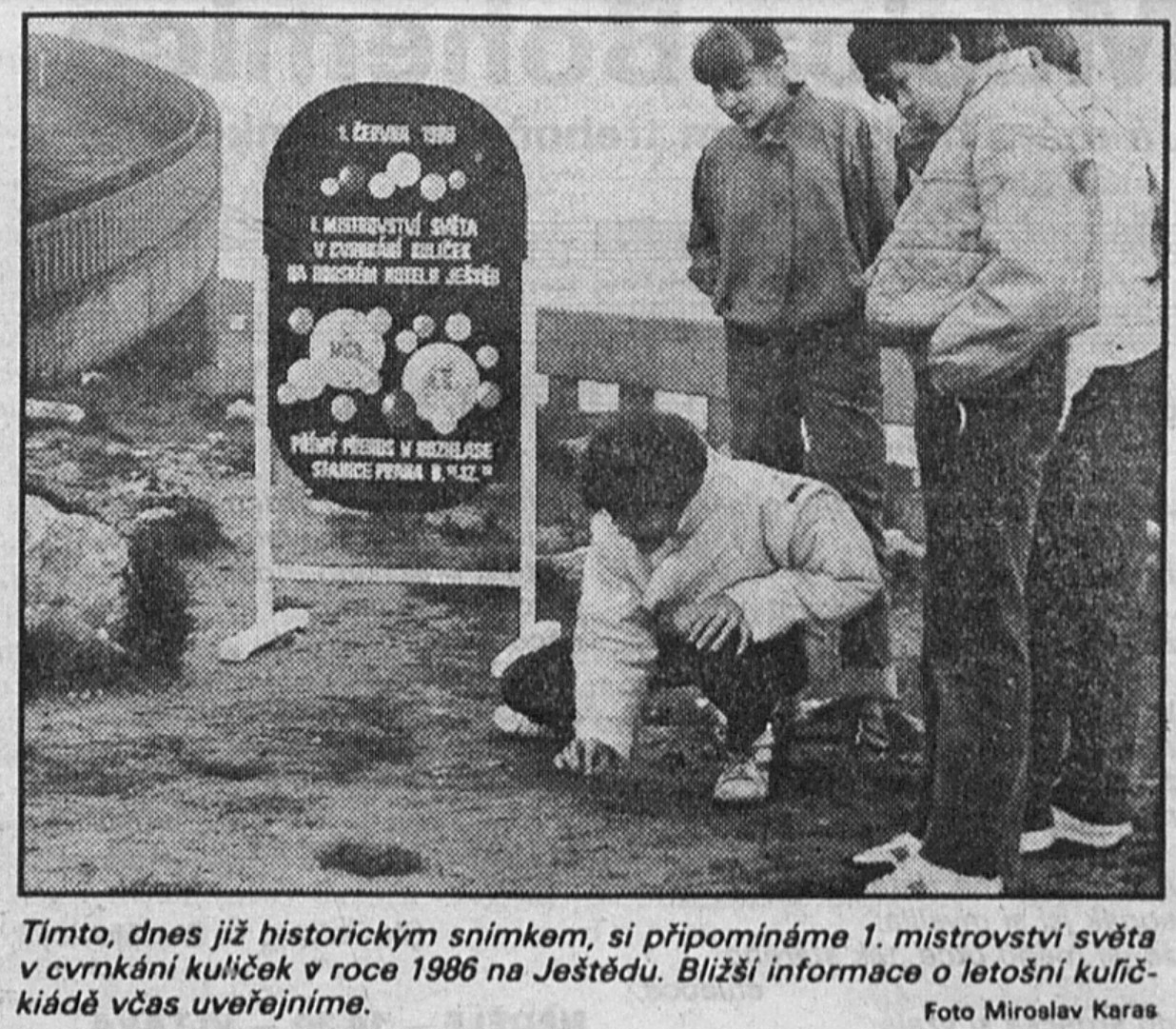 První Mistrovství světa v cvrnkání kuliček konané na Ještědu 1. června 1986. (Z týdeníku Rozhlas, 1990) (archiv Ivan Řihošek)