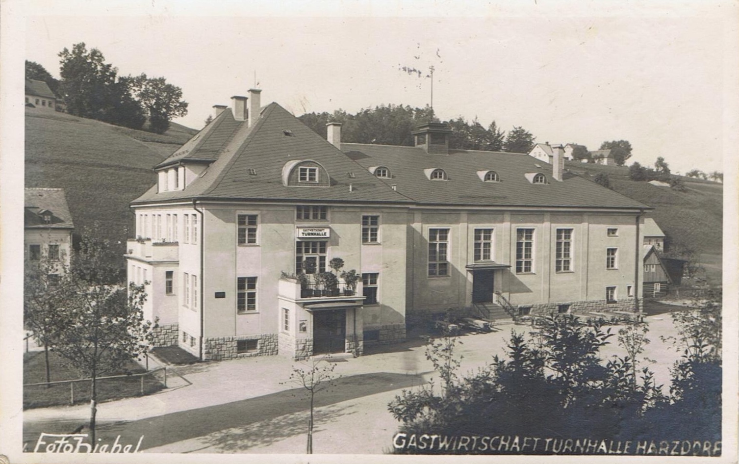 Starý Harcov (Alt Harzdorf), část města Liberec (Reichenberg), pohostinství a tělocvična (Gastwirtschaft und Turnhalle). (archiv Otto Rikitan Ečer)