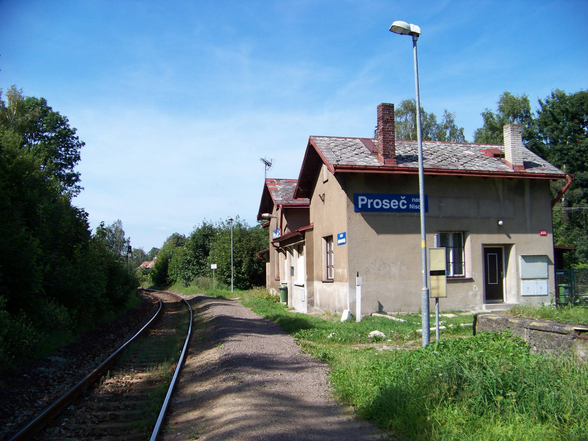 2015 - Dnes se v tomto místě setkává tramvajová trať s železniční tratí. Do dnes mám na své ruce mozoly od házení sněhu .  (archiv Markéta Hrubá)