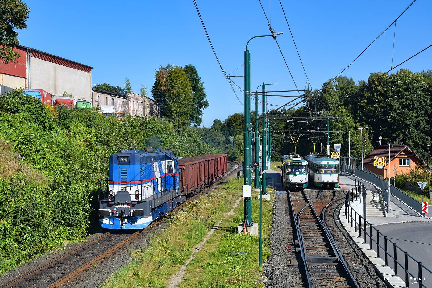 Fotografie pořízená 19. srpna 2025 zachycuje lokomotivu 743.010 v čele vlaku Mn 84068 [Liberec – Jablonec nad Nisou], jehož prázdné vozy směřují k nakládce šrotu. © Martin Šarman 