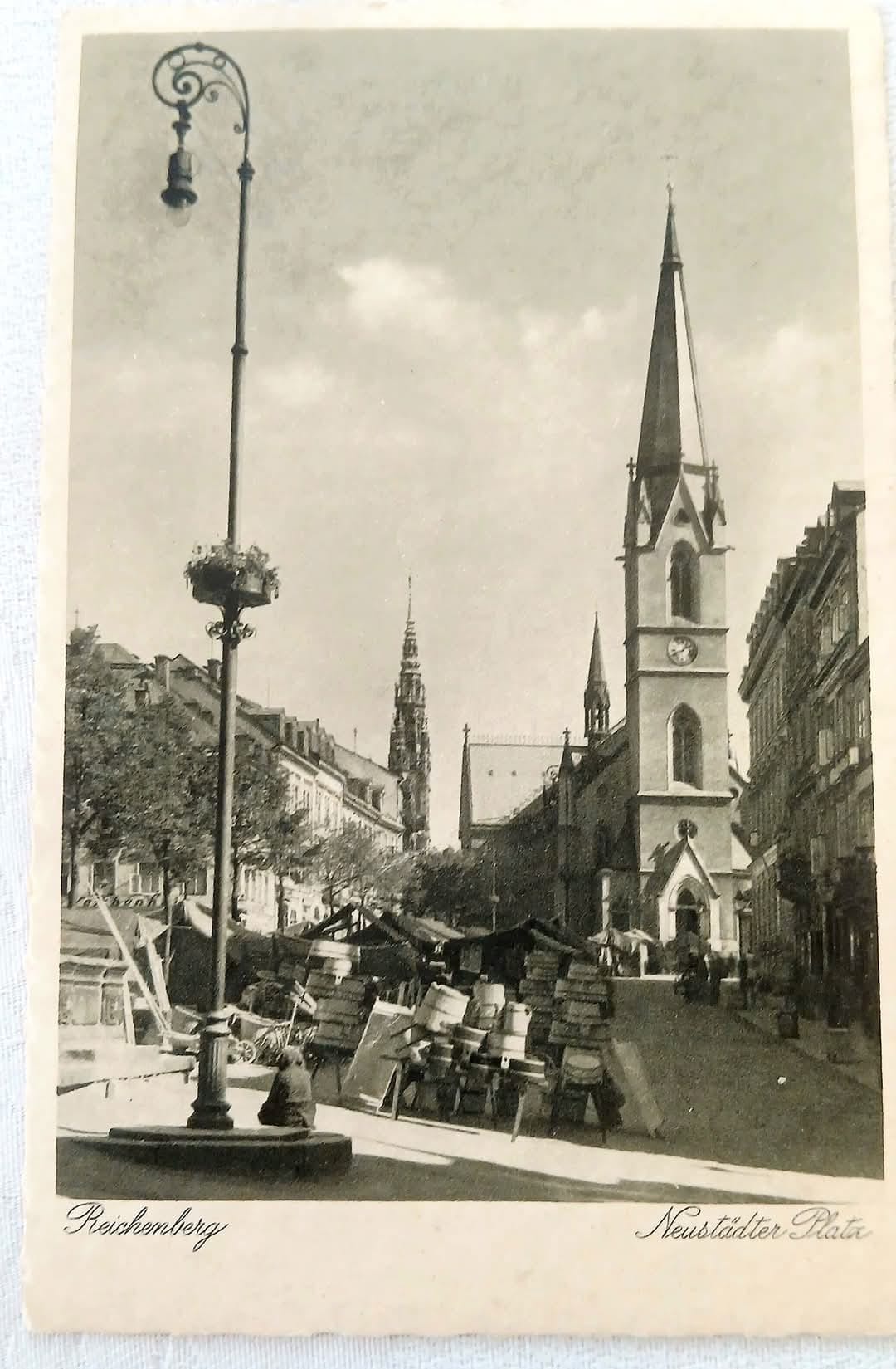 Trhy před kostelem sv.Antonína na dobové pohlednici od Gottfrieda Wurbse. (archiv Václav Honzejk)