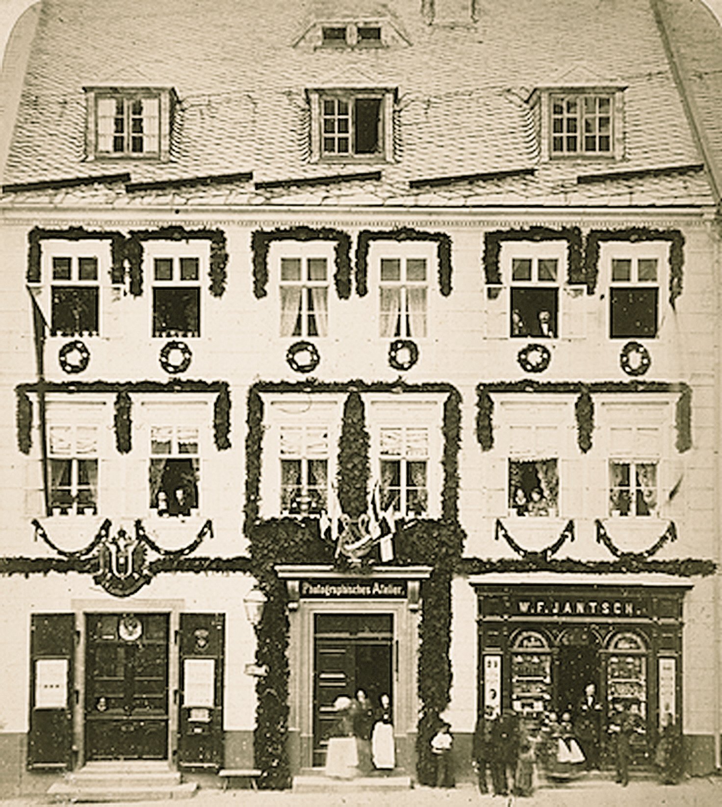 Pohled na průčelí slavnostně vyzdobeného libereckého domu, v jehož přízemí sídlil ateliér Wenzela Ferdinanda Jantsche. (archiv M.Gergelčík)