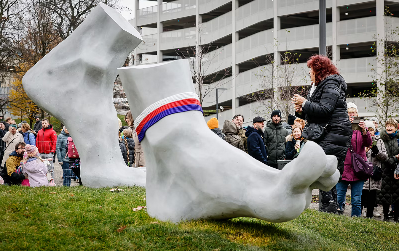 Součástí náplavky je i sousoší autorky Magdaleny Jetelové, které znázorňuje obří nohy Adama a Evy a nese název Vyhnání - Útěk - Návrat. (17. listopadu 2025) Autor: Ota Bartovský, MAFRA